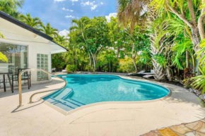Luxury Tropical Oasis! HUGE SALTWATER POOL! 1 Mile to BEACH!